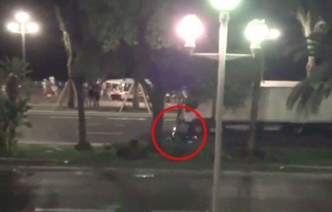 Un motociclist a incercat sa opreasca TIR-ul care s-a naspustit asupra multimii la Nisa