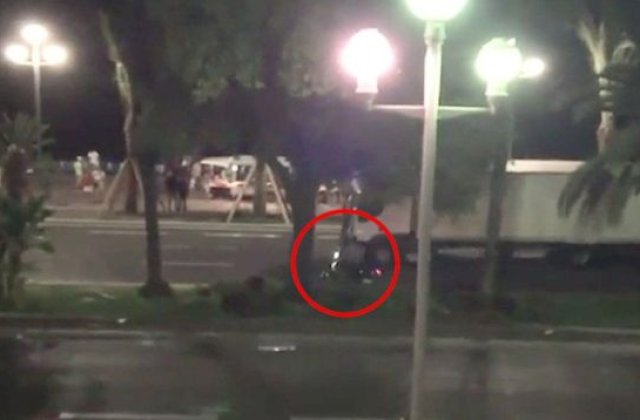 Un motociclist a incercat sa opreasca TIR-ul care s-a naspustit asupra multimii la Nisa