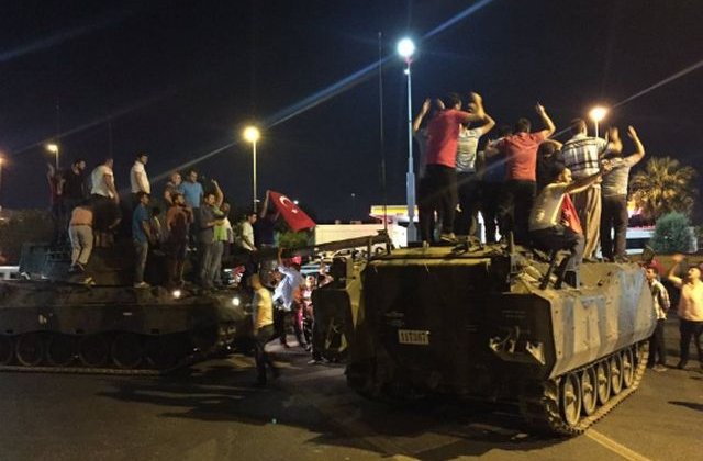 [VIDEO] Armata turca a deschis focul asupra multimii stranse in Istanbul