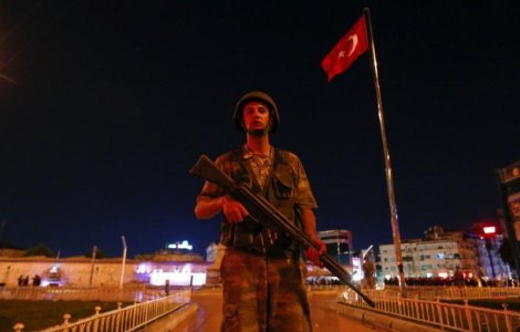 O bomba a fost lansata asupra Parlamentului, Erdogan a aterizat la Istanbul, premierul Turciei spune ca situatia este sub control