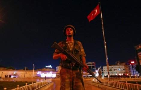 O bomba a fost lansata asupra Parlamentului, Erdogan a aterizat la Istanbul, premierul Turciei spune ca situatia este sub control