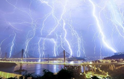 VIDEO. Zece mii de trasnete in 12 ore la Hong Kong