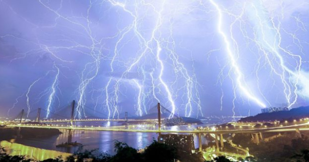 VIDEO. Zece mii de trasnete in 12 ore la Hong Kong