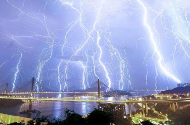 VIDEO. Zece mii de trasnete in 12 ore la Hong Kong