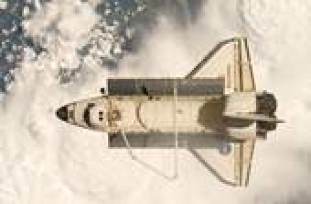 Naveta Discovery, urmarita de un OZN