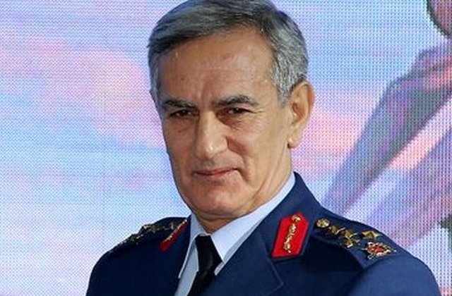 Fostul comandant al Fortelor aeriene turce, generalul Akin Ozturk, a "recunoscut" ca a planuit lovitura de stat
