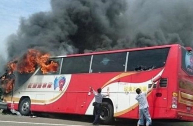 [Video] Tragedie in Taiwan. Cel putin 26 de morti, dupa ce un autocar cu turisti a luat foc