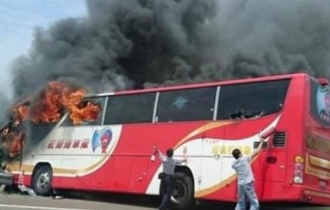  Video  Tragedie in Taiwan. Cel putin 26 de morti, dupa ce un autocar cu turisti a luat foc