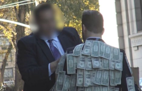 A lipit bani de sacou si le-a zis trecatorilor sa ia cat vor