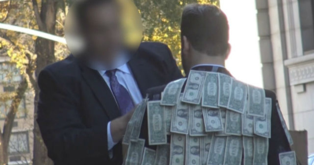 A lipit bani de sacou si le-a zis trecatorilor sa ia cat vor