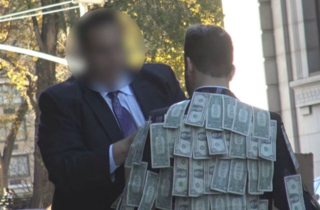 [VIDEO] Si-a lipit bani de sacou si le-a zis trecatorilor sa ia cat vor. Ce s-a intamplat