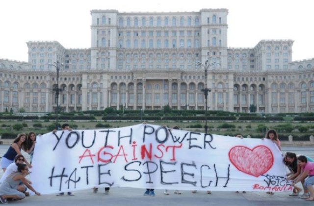 Casatoria intre homosexuali si consfintirea prin Constitutie a formulei "sot-sotie", discutate miercuri la CCR