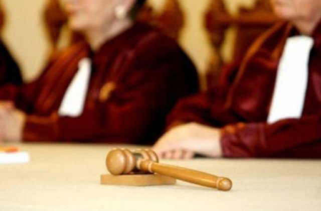 Curtea Constitutionala a amanat decizia privind casatoria intre persoane de acelasi sex