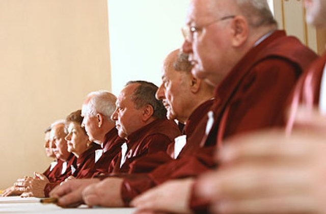 Alesii locali nu vor mai primi pensii speciale, dupa sesizarea CCR de catre Guvern