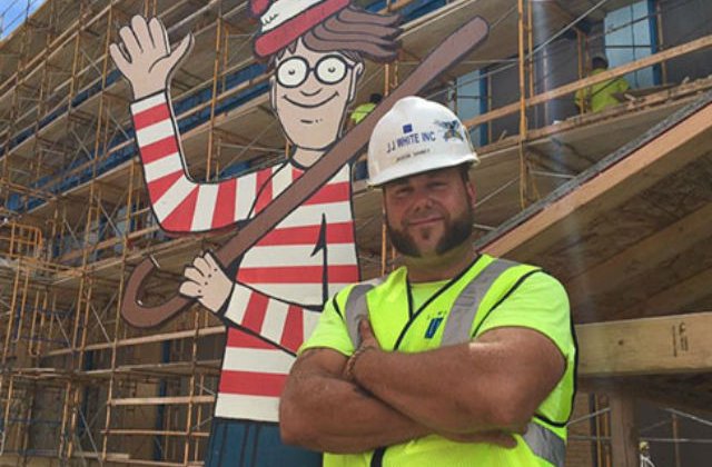 [FOTO] Gestul emotionant al unui muncitor. Uite ce a facut pentru a inveseli copiii dintr-un spital