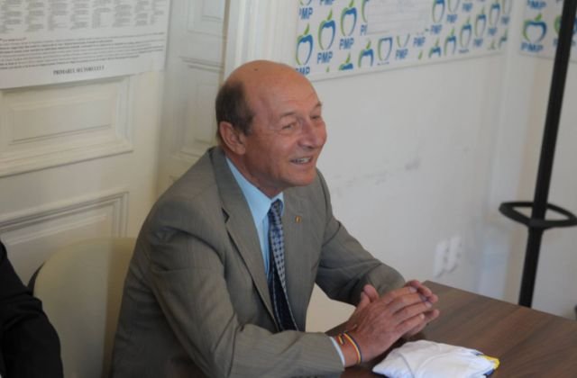 Traian Basescu spune cum poate ramane Dacian Ciolos premier la toamna