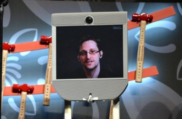Edward Snowden, videoconferinta din Rusia: Nu traiesc intr-o cutie. Duc o viata surprinzator de libera