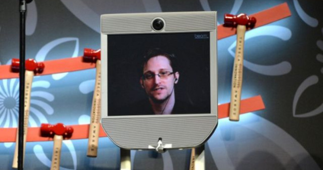 Edward Snowden, videoconferinta din Rusia: Nu traiesc intr-o cutie. Duc o viata surprinzator de libera