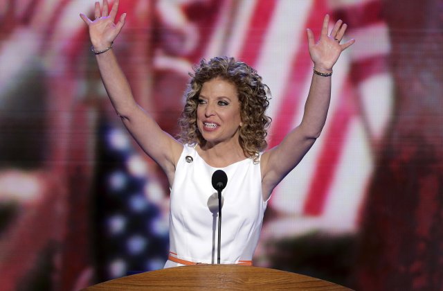 Debbie Wasserman Schultz, presedintele Partidului Democrat din SUA, demisioneaza dupa ce a fost contestata de Bernie Sanders