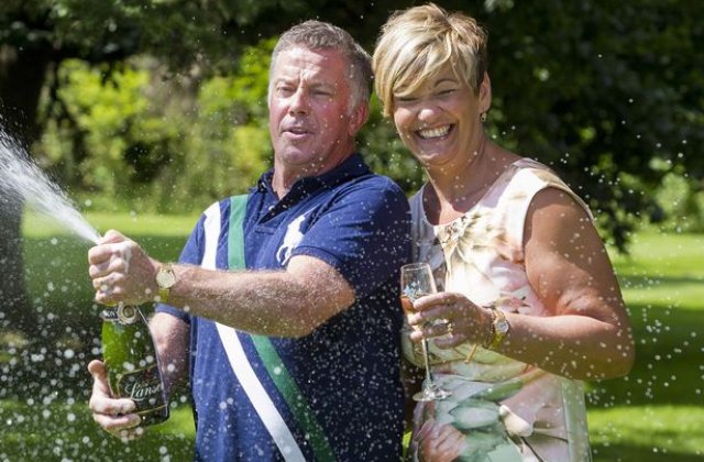 Omul care repara toalete in continuare, chiar daca e milionar