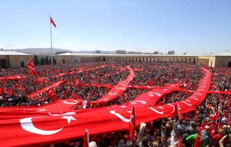 VIDEO. Zeci de mii de turci, in strada la o manifestatie