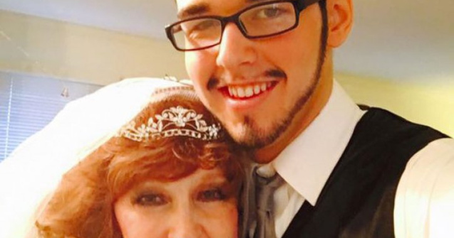 Dragostea nu are varsta: Ea are 71 de ani, el 17