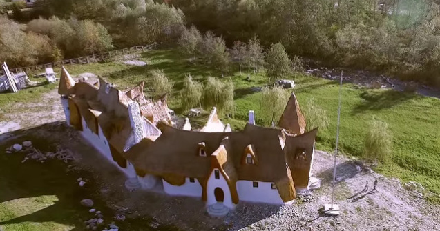  Foto  Cum arata primul castel de lut din Romania, devenit faimos si apreciat in strainatate