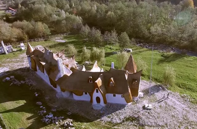 [Foto] Cum arata primul castel de lut din Romania, devenit faimos si apreciat in strainatate