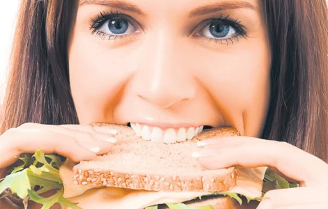 Nutritia proasta si obezitatea, printre cauzele principale ale caderii dintilor