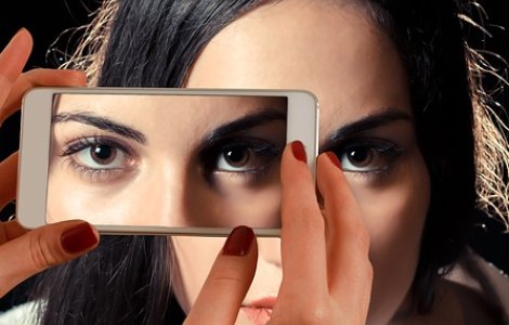 Smartphone-urile au depasit PC-urile, ca sursa principala de comert electronic