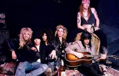 Peste 30 de oameni, arestati in timpul unui concert Guns N`Roses