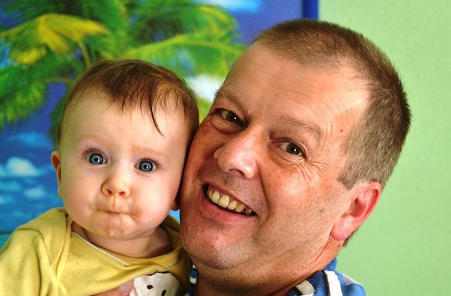 Bebelusii nascuti din tati mai in varsta au sanse sa traiasca mai mult