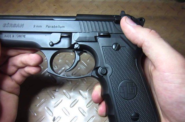 Un tanar a tras mai multe focuri de arma in Bacau cu un pistol detinut ilegal