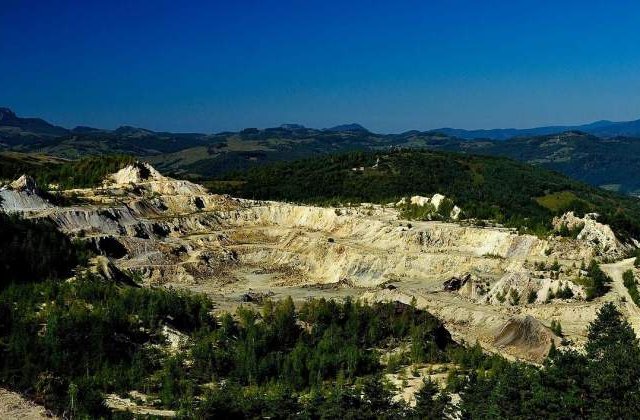 Exploatarea aurului cu cianuri, oprita pentru moment in muntii din apropierea Devei