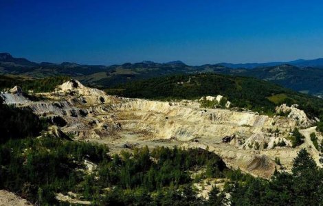 Exploatarea aurului cu cianuri, oprita pentru moment