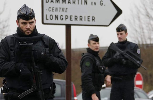 Autoritatile franceze l-au identificat pe unul dintre atacatori drept Adel Kermiche, care purta o bratara de securitate