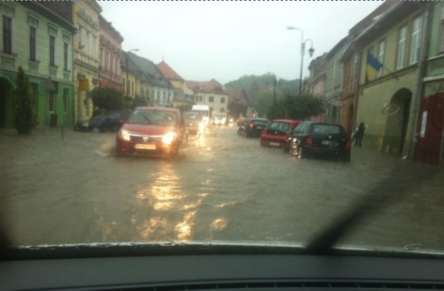 [VIDEO] Centrul Sighisoarei, inundat