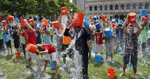 Desi criticata, campania Ice Bucket Challenge chiar a functionat