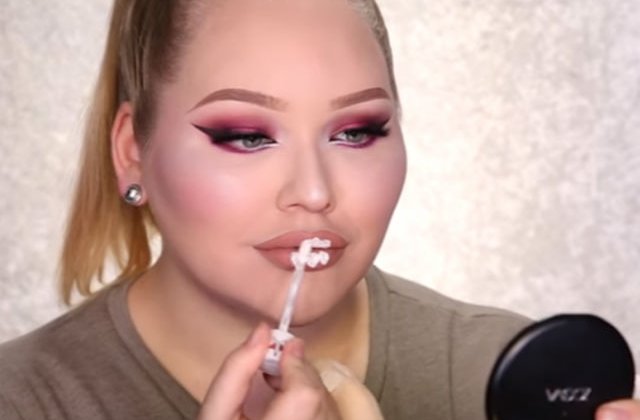 [VIDEO] S-a machiat folosind doar ruj lichid. Cum arata la final