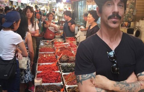 Solistul trupei Red Hot Chili Peppers, nud in cel mai recent videoclip al formatiei