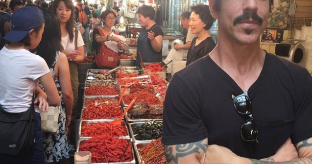 Solistul trupei Red Hot Chili Peppers, nud in cel mai recent videoclip al formatiei