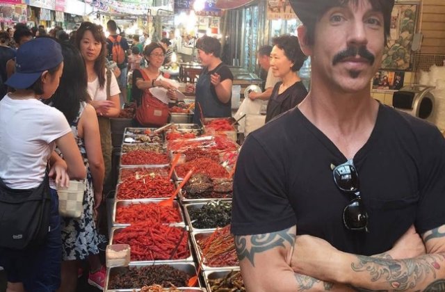 Solistul trupei Red Hot Chili Peppers, nud in cel mai recent videoclip al formatiei