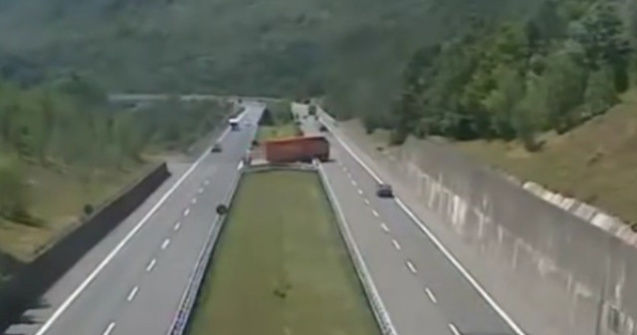  Video  Imagini incredibile! TIR inmatriculat in Romania a intors pe o autostrada intens circulata din Italia