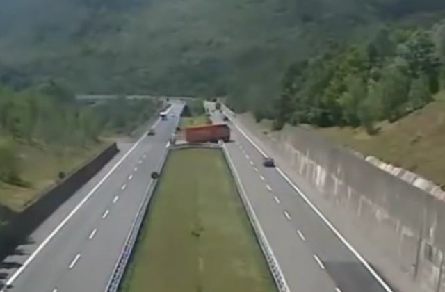 [Video] Imagini incredibile! TIR inmatriculat in Romania a intors pe o autostrada intens circulata din Italia