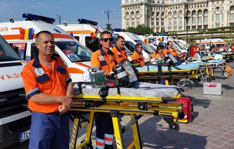REPORTAJ: Ambulanta la 110 ani de cand mergea la bolnavi cu trasura - criza de personal si masini vechi