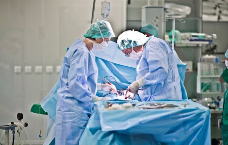 Doi medici si un pacient, electrocutati in timpul unei operatii