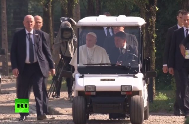 Papa Francisc, moment de reculegere la Auschwitz