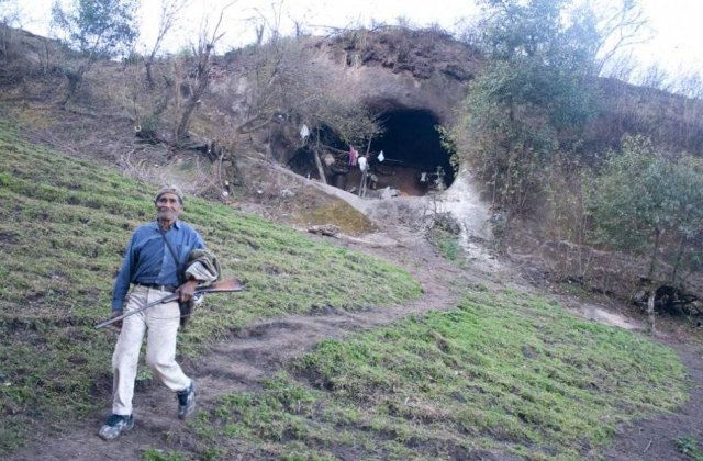 Povestea barbatului care traieste de 40 de ani intr-o pestera