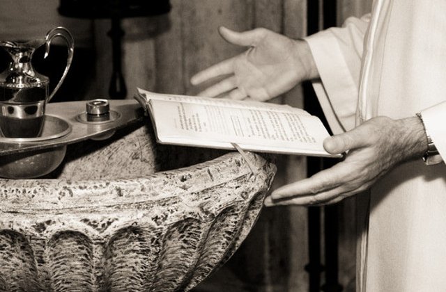 Preot din Belgia, atacat cu un cutit de un solicitant de azil