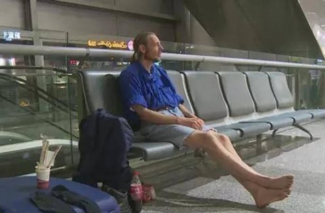 Un olandez a avut nevoie de spitalizare, dupa ce si-a asteptat iubita 10 zile la aeroport, in China